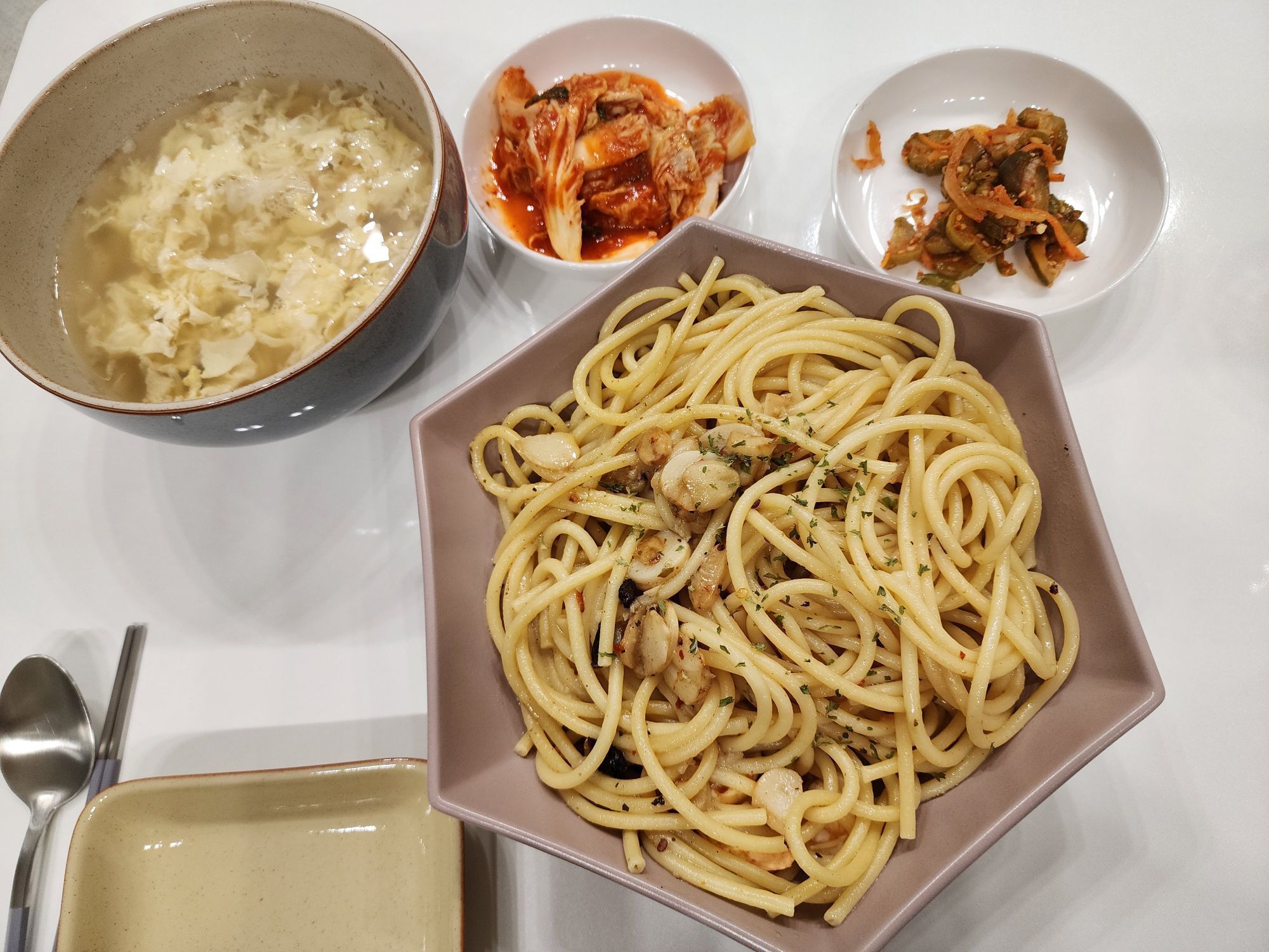 알리오올리오 & 계란국 🍝   부카티니 파스타면으로 알리오올리오를 만들었어요  부카티니면은 처음 먹어보았네요 😄  부카티니면은 알리오올리오 보다는 토마토, 로제, 크림 파스타에 더 어울릴것같아요 그래도 맛은 있었답니다👍👍  #파스타#알리오올리오#부카티니