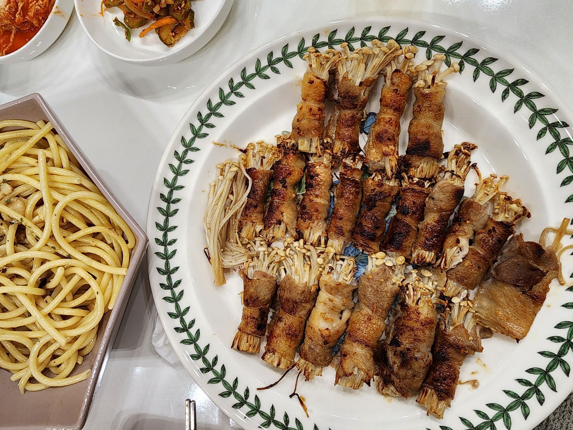 팽이버섯 삼겹살말이🥓🥓  광파오븐으로 하는 요리에 맛들렸어요😚  파스타만 먹으면 아쉬울듯하여 대패삼겹살에 팽이버섯을 돌돌말아서 만들어봤어요 역시 믿고 먹는 우리의식탁 레시피!!  너무 맛있네요🥰👍   #팽이버섯삼겹살말이#팽이버섯#대패삼겹살#LG광파오븐#오븐요리#홈쿡#집밥