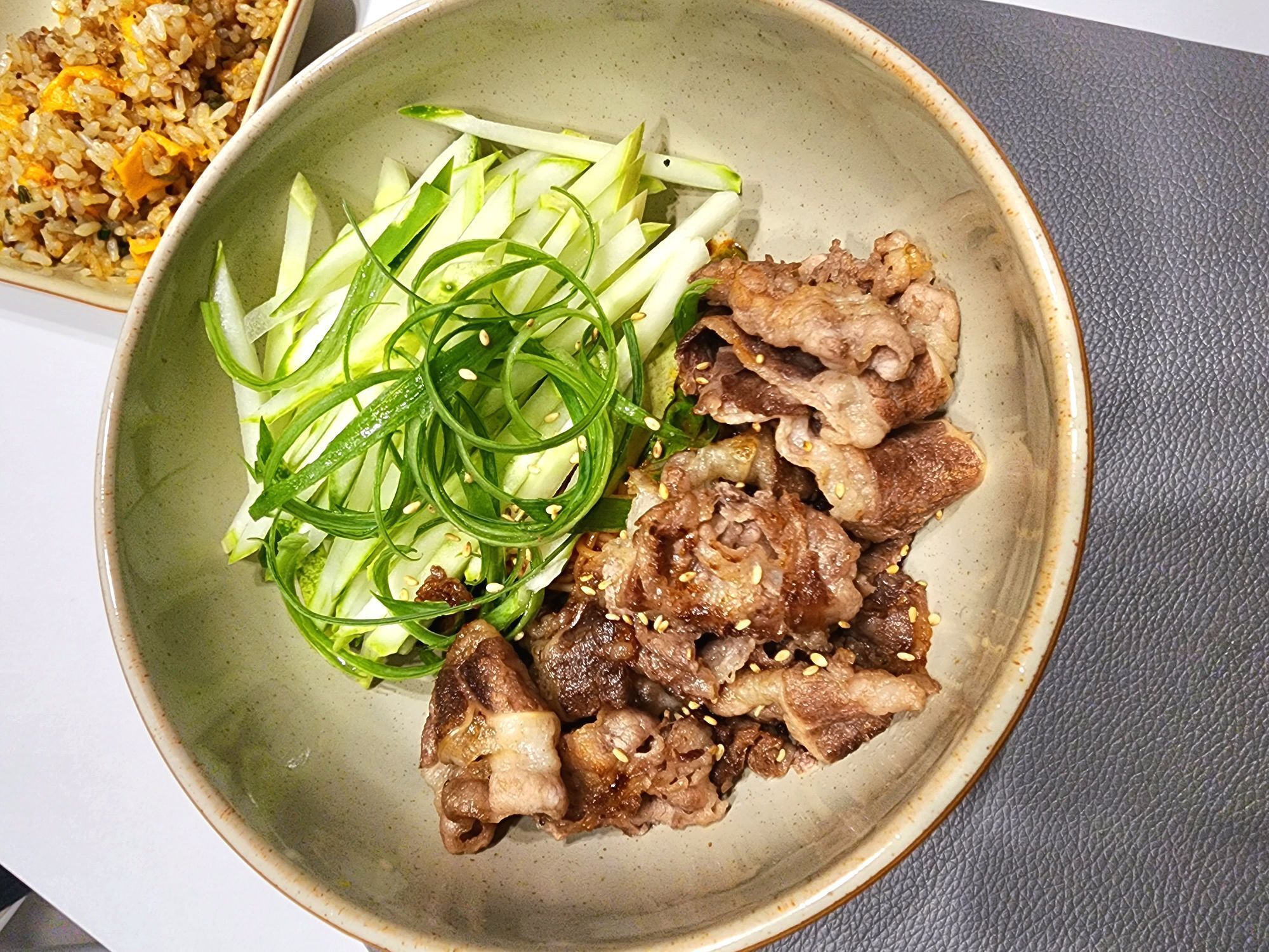 우삼겹비빔국수  차돌 대신 우삼겹을 이용하여 비빔국수 해먹었어요 오이 1/2 만 넣으라고 되어있는데 남편 채소 많이 먹이고싶어서 오이 1개 다 썼더니 오사모냐고 하더라구요 (오이를 사랑하는 모임)🤣🥒🥒  이 비빔국수 레시피 진짜 너무 맛있어요!! 완전 강추!!👍👍  남편이랑 완전 감탄하면서 먹었네요 하지만 국수 면을 넘 적게해서 냉동볶음밥도 하나 볶아서 같이 먹었어요😍
