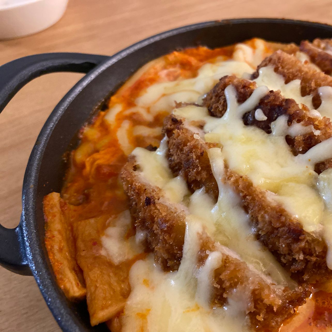 돈까스는 잡내 없이 도톰하고 튀김도 정말 바삭했어요!! 팬에 기름두르고 익히는 것보다 제품뒷면에 적혀있는대로 에어프라이어(저는 오븐사용했어요)로 조리하는게 더 빠르고 쉬웠어요-