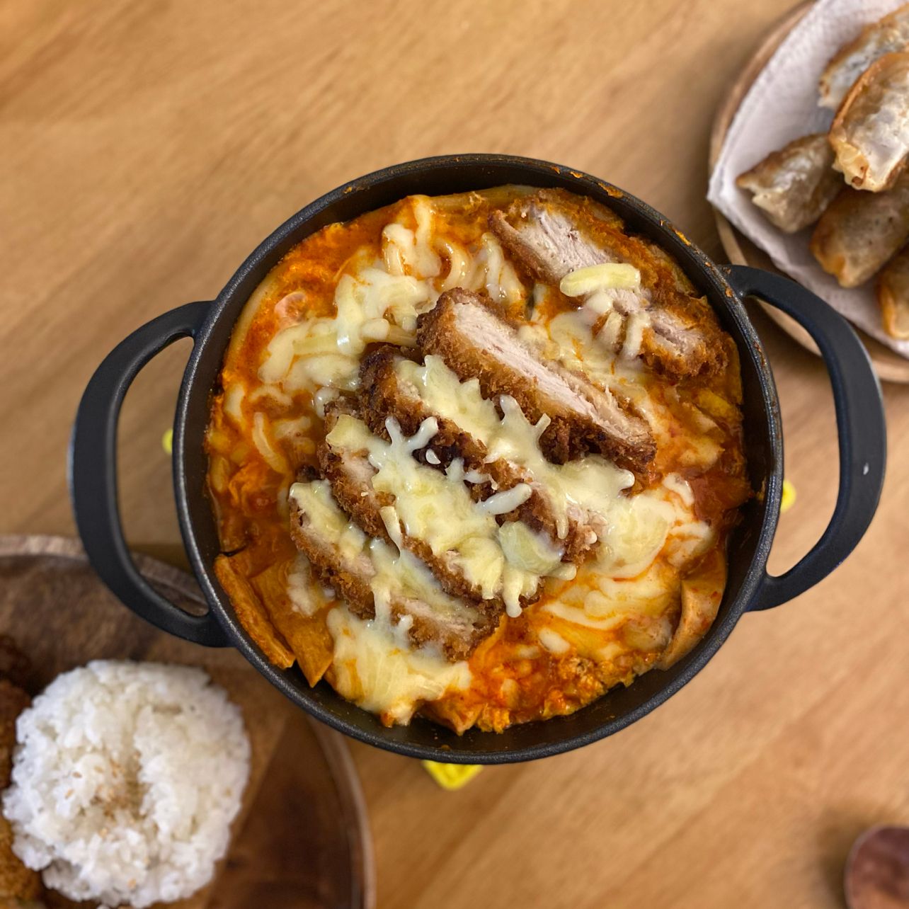 스타일러 웰컴선물로 받은 제주돼지100% 통통까스로 돈까스김치나베 해먹었어요 :)  사실 제가 아니라 남편이 해준 밥상이에요☺️  현생 살기 바빠서 택배 수령하고 요리를 못하고 있었는데, 돈까스로 요리 해야하지 않냐며 본인이 해보겠다고 주방에서 뚝딱거리더니 이렇게 멋진 한 상을 완성했어요!👍🏻  레시피는 뚝딱이형꺼래요~😂😂  #돈까스김치나베 #돈까스김치나베레시피 #김치나베 #김치나베플레이팅