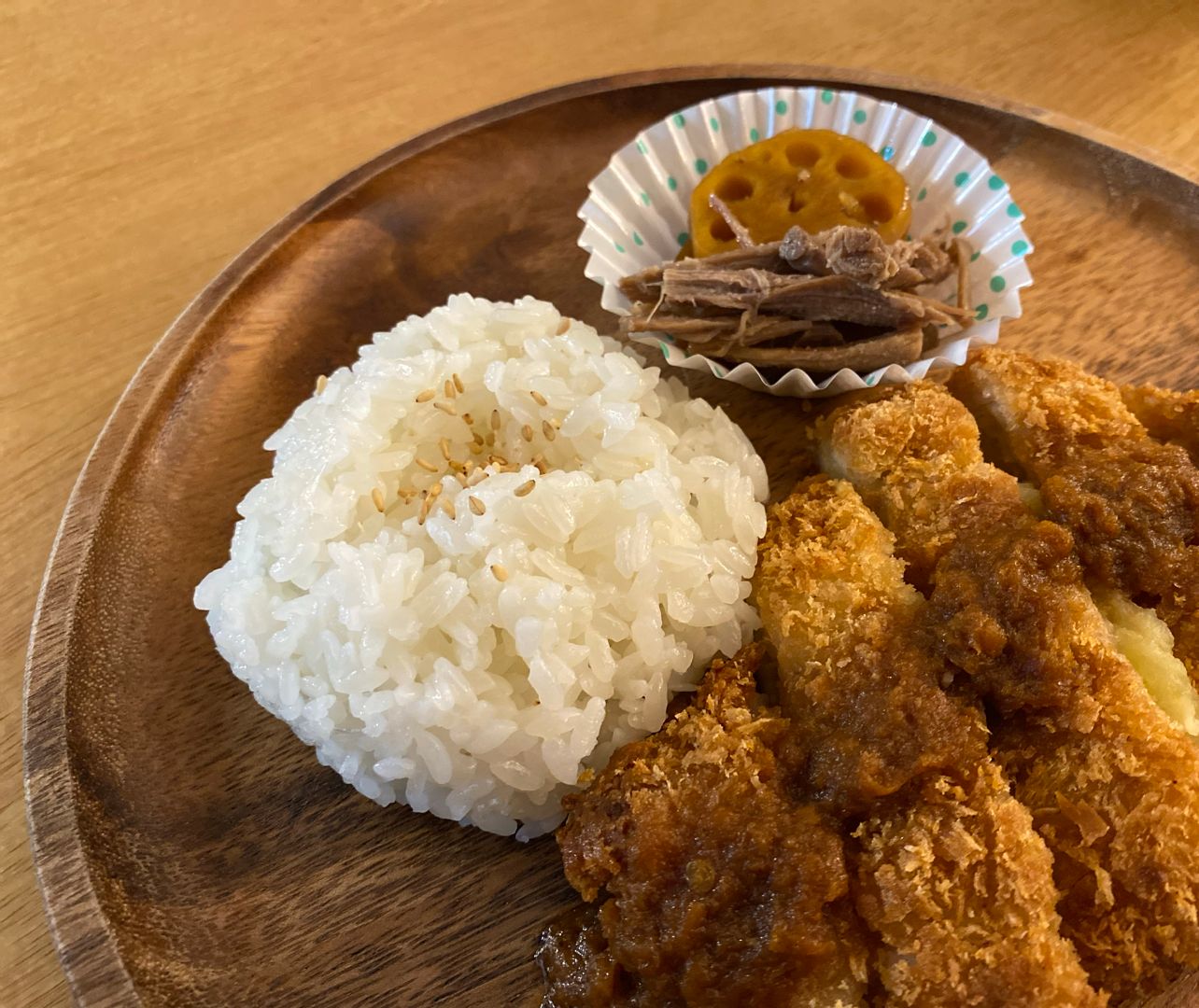 고구마돈까스는 클래식하게 먹었어요 :) 동글동글 밥과 연근조림/장조림과 함께 간단하게 끼니해결! 동봉된 소스는 총 3개에요:)  땅콩, 토마토, 할라피뇨 중 토마토소스와 곁들였더니 달콤한 고구마와 새콤한 소스가 정말 잘 어울렸어요🤤