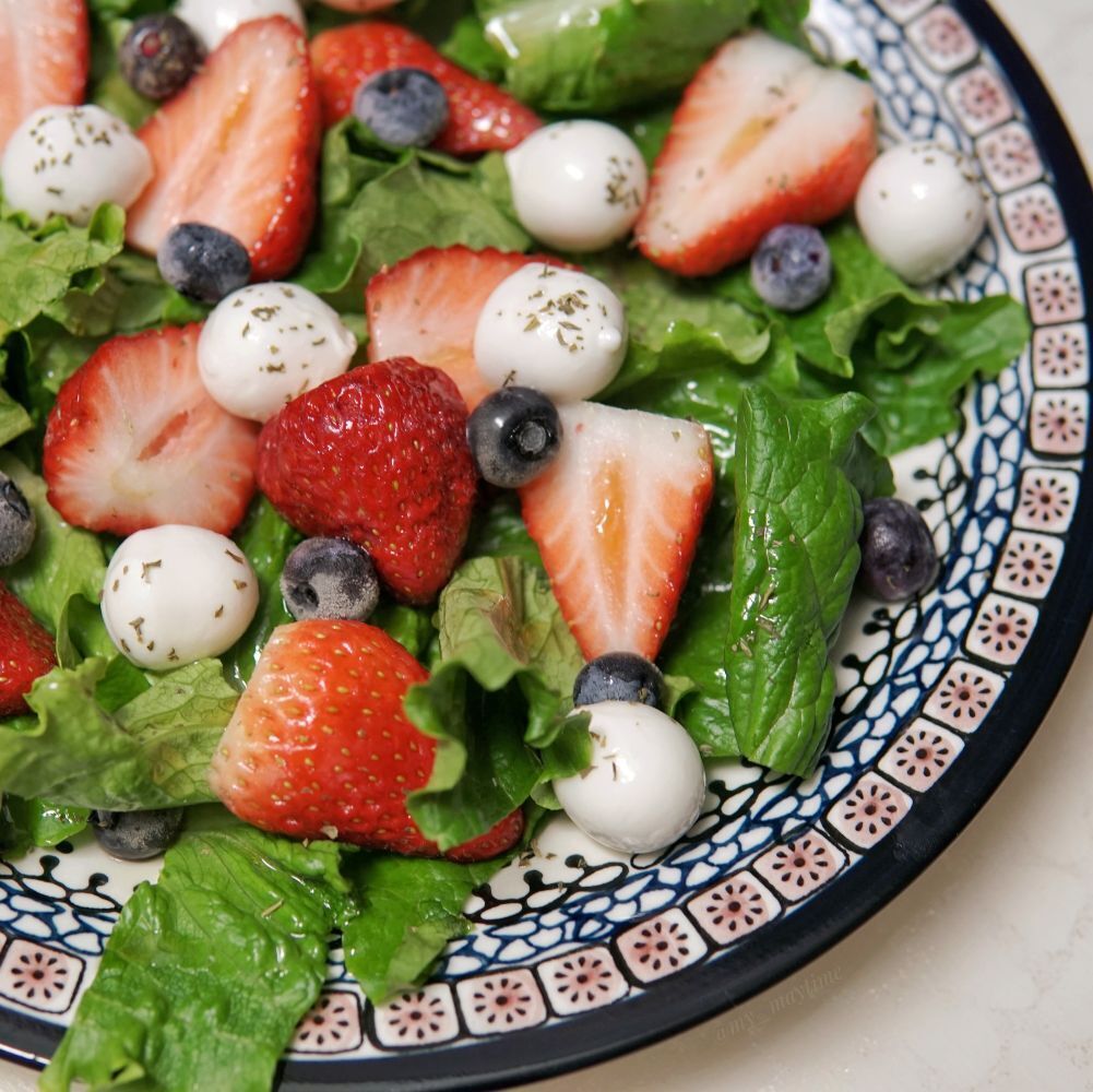동글동글 귀여운 모짜렐라 펄 치즈로  색감 예쁜 딸기 샐러드 만들었어요🍓 냉동 블루베리도 간간히 넣어주고 파슬리도 뿌려주고 드레싱은 올리브 오일로 간단히 마무리!  #우리의식탁 #라이프스타일러 #딸기샐러드 #보코치니 #모짜렐라펄 #모짜렐라치즈 #딸기 #소고기 #신혼밥상 #플레이팅 #온더테이블 #홈브런치 #샐러드추천 #샐러드만들기 #딸기보코치니샐러드 #샐러드레시피 #건강식탁