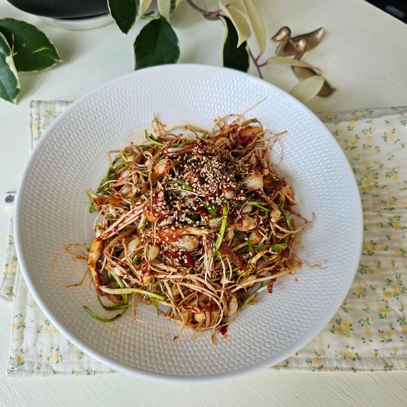 은달래요리로 은달래무침했어요. 알싸하게 입맛도는  달래무침. 우엉솥밥해서  김 위에 올리고  싸먹음 얼마나 맛있는지 다들 아시죠? 자세한 레시피는 블로그에  올려놨어요.  #은달래요리#은달래무침#은달래양념장#봄나물요리#봄식단#봄나물레시피#집밥#반찬만들기