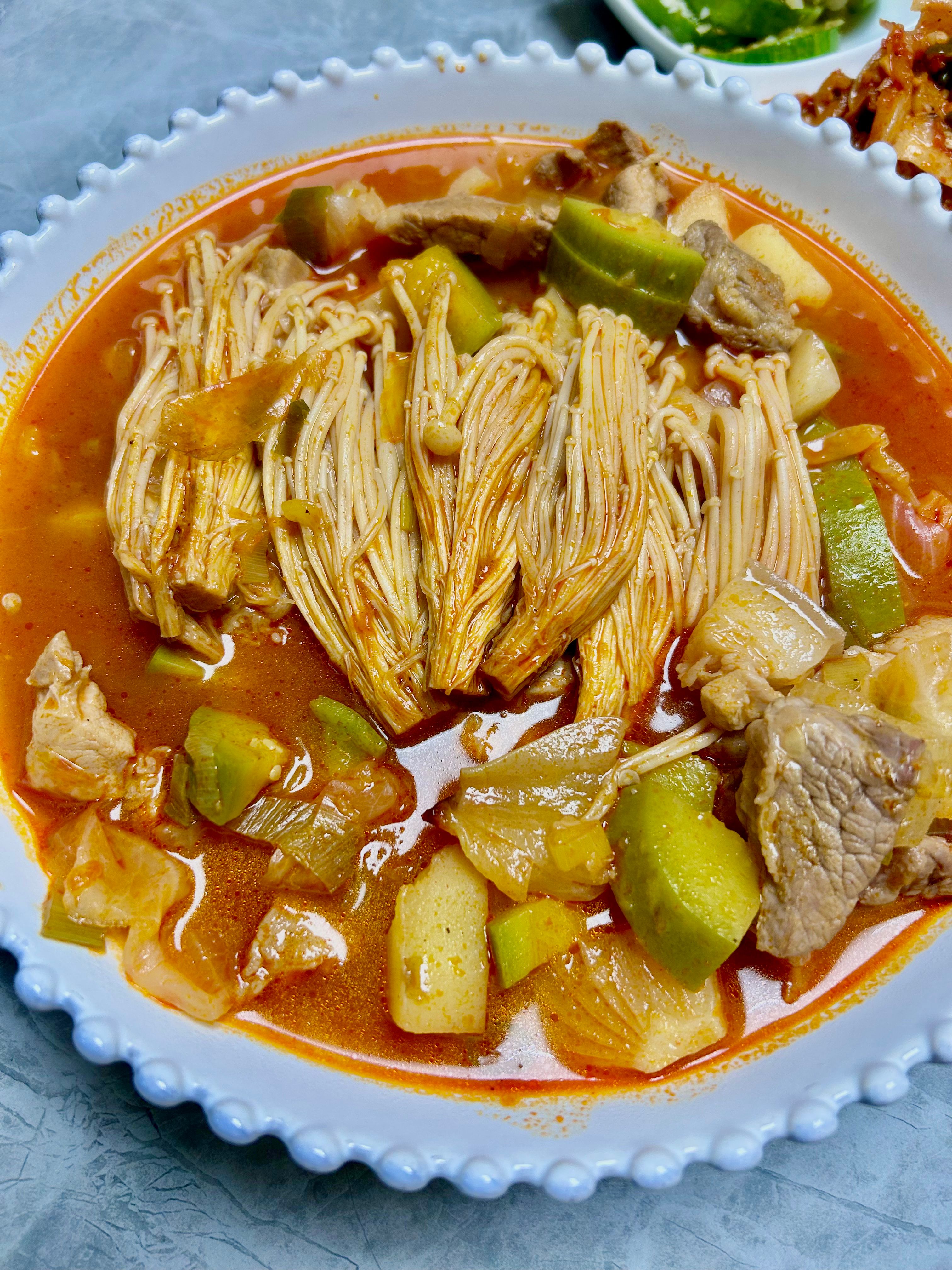 #고추장찌개 를 끓였어요👩‍🍳  약간 늦은 퇴근. 후다닥 만들기엔 이만한게 없죠. (고기는 치트키...🥩) 아니 저희 집에 같이 계신 분은 대체 왜 하는것 마다 첨 먹어본다는지....나중에 사기요리(?)로 소송걸리면 어쩌죠....  “이 끼니는 무효입니다!” 라던가......  #신혼밥상 #대충밥상 #야근밥상 #댕드립대잔치