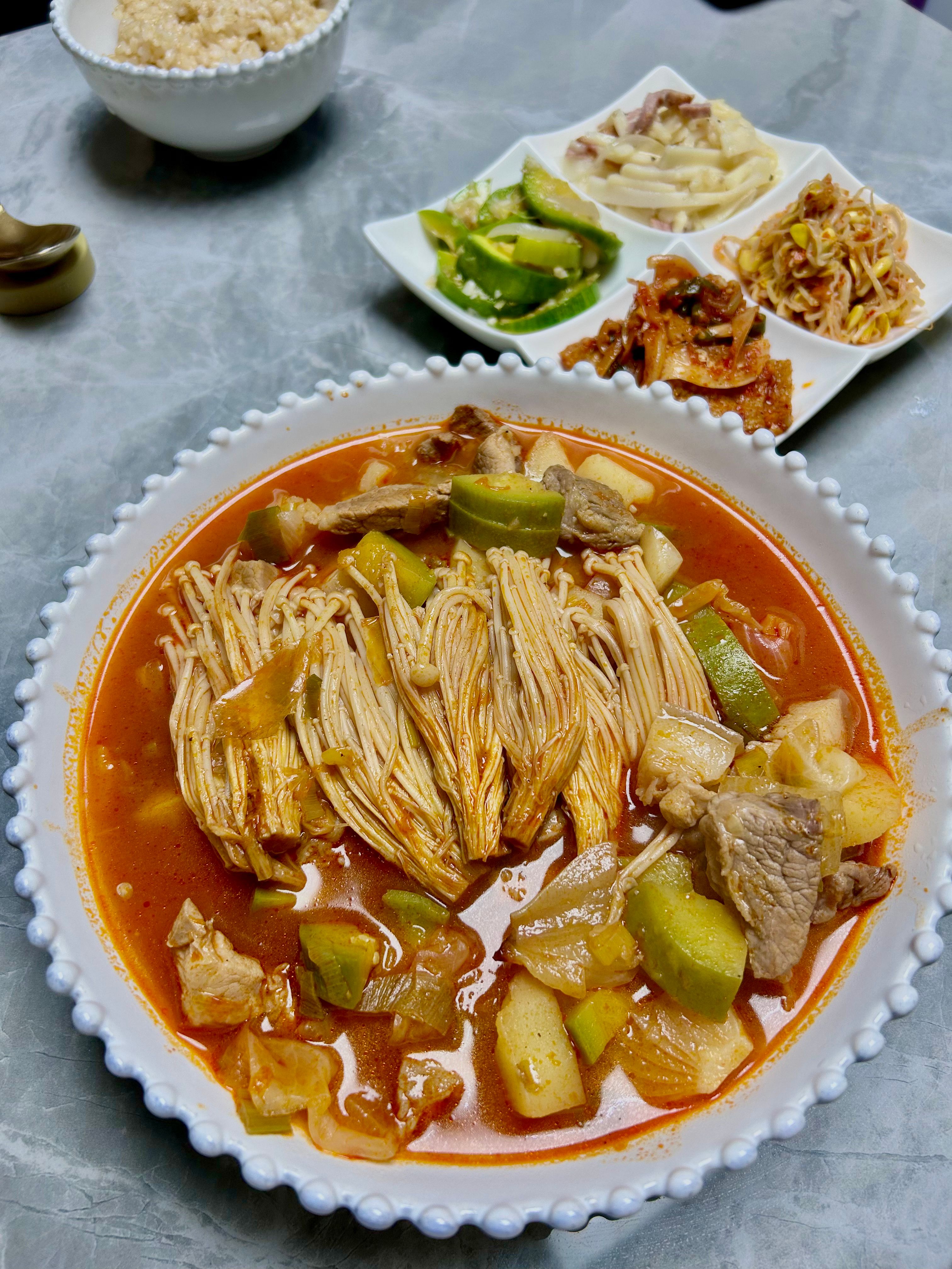 사실 고추장찌개는 하도 짜릿한(?)맛이라 반찬이 필요없지만, 비어보이는 식탁에 이것저것 꺼내서 한 끼 뚝딱 잘 해치웠습니다🙂  #찌개 #밑반찬 #저녁메뉴 