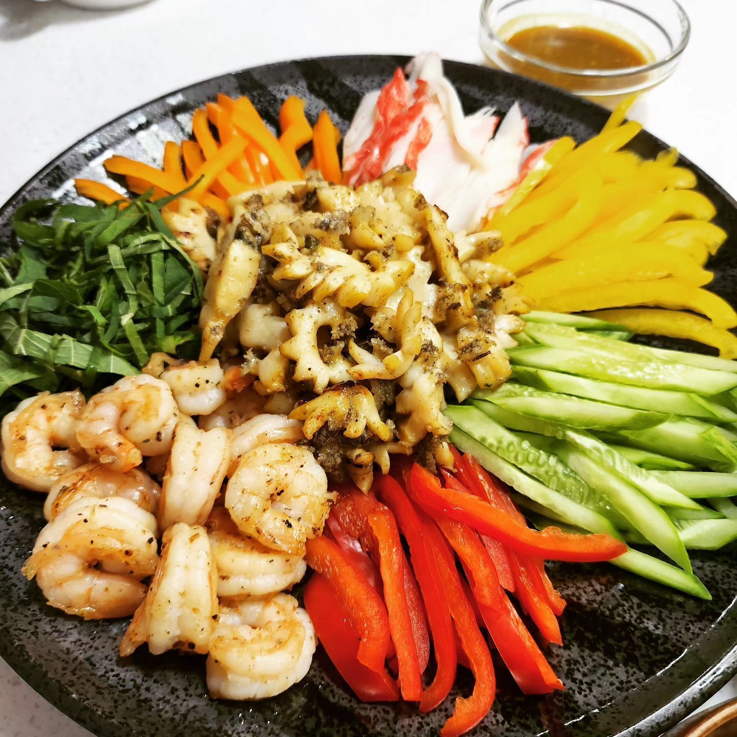 전복냉채 & 전복미역국   저녁식사로 전복냉채와 전복미역국 준비했어요. 일단 미역국은 냉동실 채끝등심 한덩이 꺼내 잘게 썰어 어제 끓여놨습니다. 아시죠? 미역국은 다음날 한 번 더 끓이면 맛이 ×2가 되는거.  여기에 전복 3마리 얇게 썰어 넣어주고, 출근 전 냉장실로 옮겨 해동해놓은 생우니도 데쳐 올렸으니 이거 전복미역국이라고 하면 너무 서운할 같아요. 정확히는 전복성게소고기미역국이죠. 몬가 좀 괴랄하지만 진짜 씹을거리 많고 맛있어요. 어디서도 안파는거 뿐이죠 😏😌  이제 전복냉채 차례. 몬가 많아보이지만 재료 준비하고 겨자소스 만들어 뿌린 후 샥샥 섞어주면 끝이에요. 어제 사다놓은 3색 파프리카, 오이, 깻잎 채썰고 맛살 찢고 새우 구운 후 저장해둔 전복 무려 7마리를 버터에 맛나게 구워줬어요. 진짜 전복 양이 산더미같습니다. 보기만해도 너무 행복하네요^^  겨자소스는 식초 3스푼, 진간장 2스푼, 올리고당 2스푼, 미림 1스푼, 매실액 1스푼, 연겨자 1스푼 넣고 잘 개어주면 준비 완료! 이제 먹어봐야죠?😋😋  일단 미역국부터 크게 한스푼.. 녹진한 우니가 들어가니 국물에 감칠맛이 확실히 더해졌어요. 원래 구워먹어야할 채끝은 미역국에 들어가면 어르신들도 쉽게 씹어드실만큼 야들야들 그 자체입니다. 전복이야 뭐 말하면 모해요. 쫄깃쫄깃의 끝판왕👑  멋드러지게 야채들에 둘러싸인 산더미같은 전복에 겨자소스 붓고 신나게 비벼주니 와 도저히 못참겠어요. 젓가락으로 전복 위주로 한껏 집어 입에 넣고 우걱우걱 씹으니 와~~ 💰자본주의의 맛 그 자체입니다. 우리집 아니면 어디가서 이렇게 원없이 전복 먹어보나요?  이렇게 전복 신나게 먹어봤어요. 가격이 언제 회복될지는 모르겠지만 기회 될때마다 사먹어야겠어요. 우리는 싸서 좋고 그나마 폐사를 막을 수 있으니 판매자들에게도 도움이 될 것 같아요. 아직 가격 오른다는 소식은 없으니 이럴때 많이 먹어주자구요🙏🏼🙏🏼  #전복 #전복요리