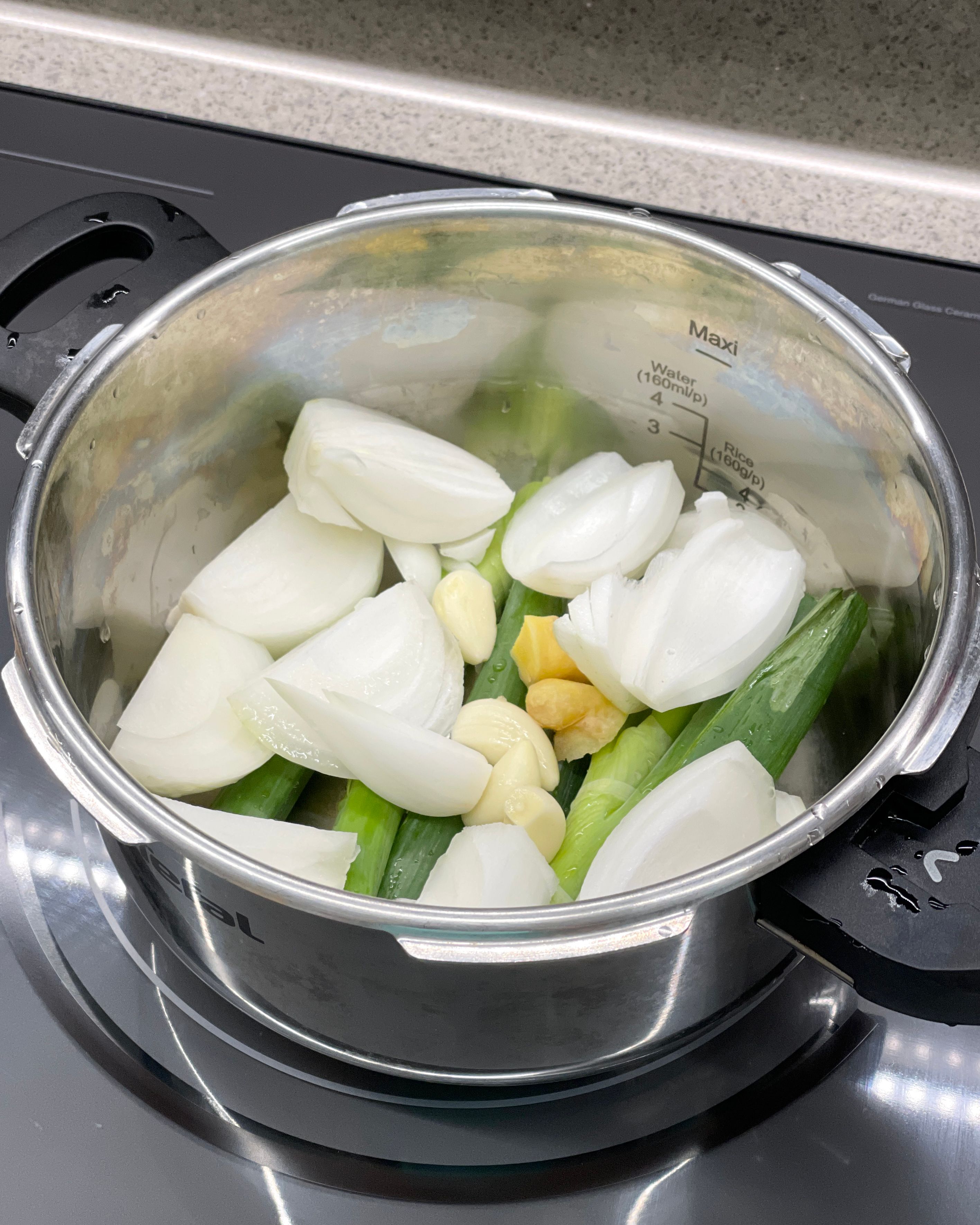 ✅ 꼬리찜 맛있게 만드는 방법 1. 꼬리는 물에 설탕 2큰술 넣고 최소 1시간 핏물 빼주기 2. 한번 헹궈서 끓는 물에 7~8분 정도 초벌 삶기 3. 냄비 바닥에 대파, 양파, 마늘, 생강, 통후추 깔고 - 초벌한 꼬리 고기 넣고 - 고기 육수와 물 반반 채워 소금 듬뿍 뿌려서 간하기 4. 사랑 가득 담아 정성껏 오래오래 푹 끓이기 🫶 - 압력솥은 50분~1시간 정도 - 일반 냄비는 1시간 30분 이상, 중간중간 물 보충 필수!