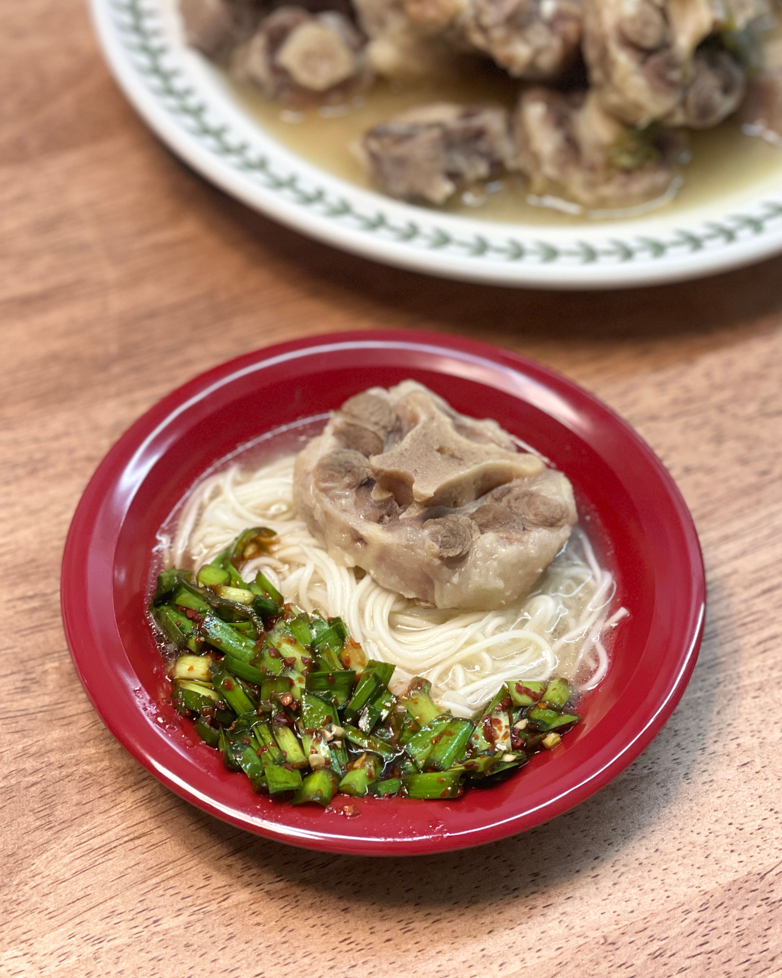 오래 끓일 수록 맛있는 요리라 온 집이 후끈후끈, 주방에 고기 기름 파티했지만  진짜 진~짜 맛있어요. 꼭 한번 만들어 드셔보세요!  . . 꼬리찜 국물에 부추양념장 한 숟가락 소면이나 흰 쌀밥 폭폭 말아서 고기랑 먹으면 꿀맛  #꼬리찜 #소꼬리찜 #알꼬리찜 #소꼬리 #집밥 #집밥레시피 #레시피