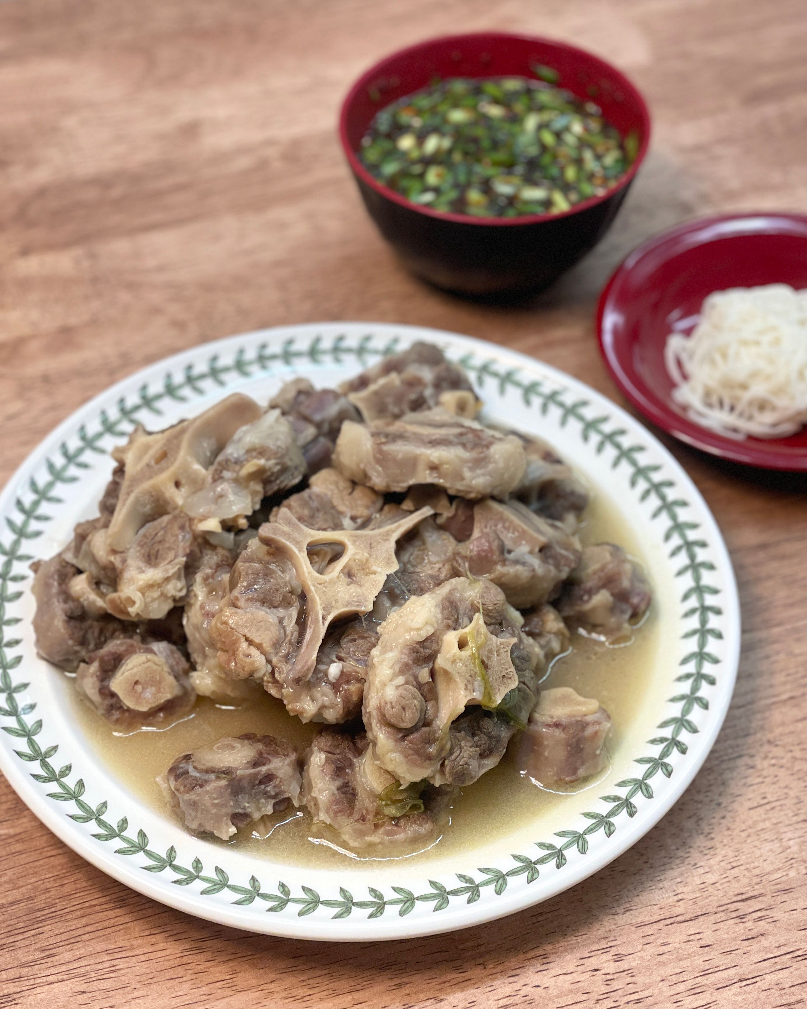 진짜진짜 맛있는 남편표 꼬리찜 👍💞 - 마트에서 1+1 핫딜하길래 담아 온 꼬리로 따뜻한 소꼬리찜 만들어 먹었어요  냉동 꼬리 설탕물에 퐁당해서 초벌까지는 제가 하고 본 요리는 남편이 요리조리 지글지글~ 완성 !