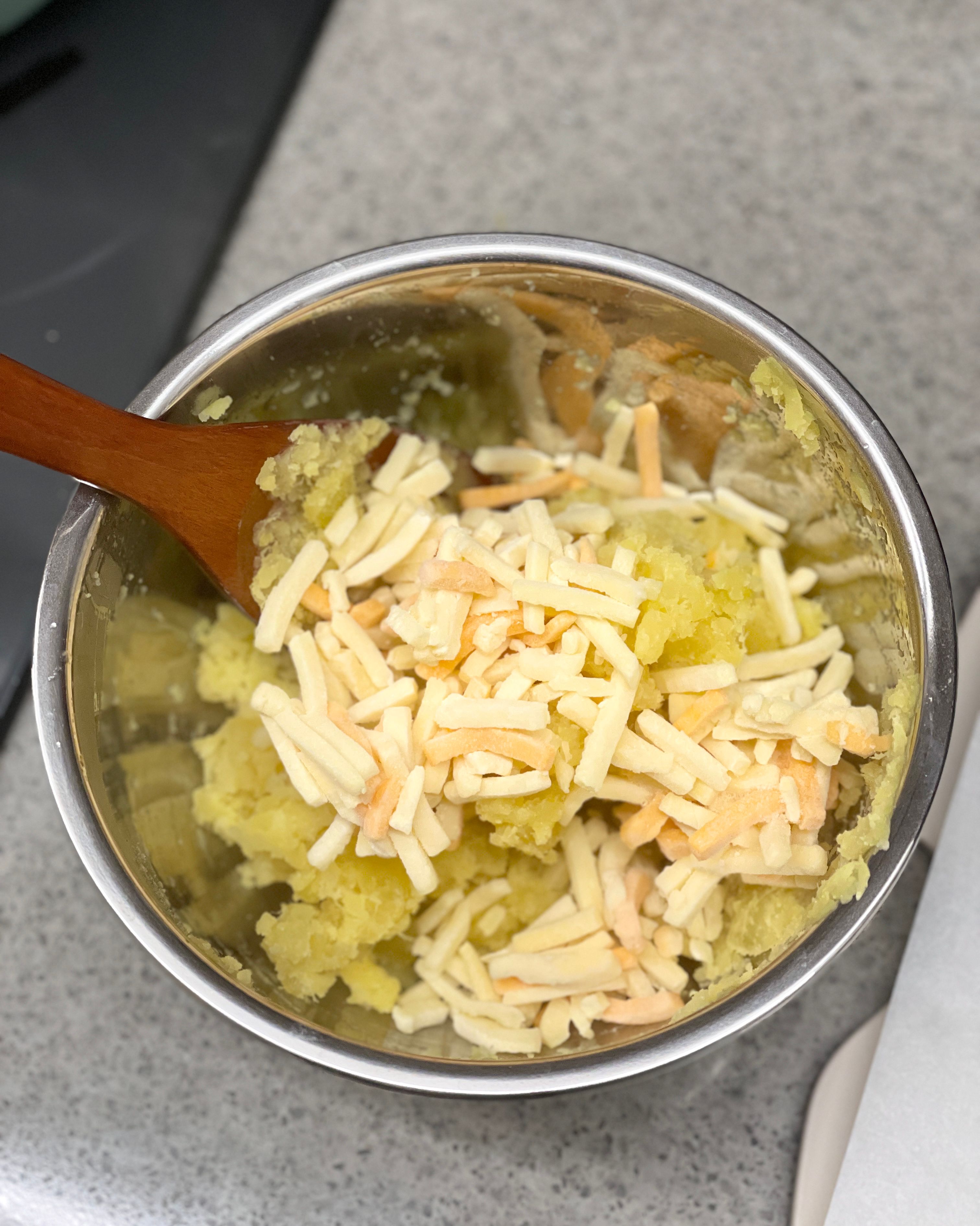 작은 조각으로만 쪼개고 바로 모짜렐라 치즈 넣었어요 겨울이라 금방 식어서 인덕션에 올려 잔열로 섞섞