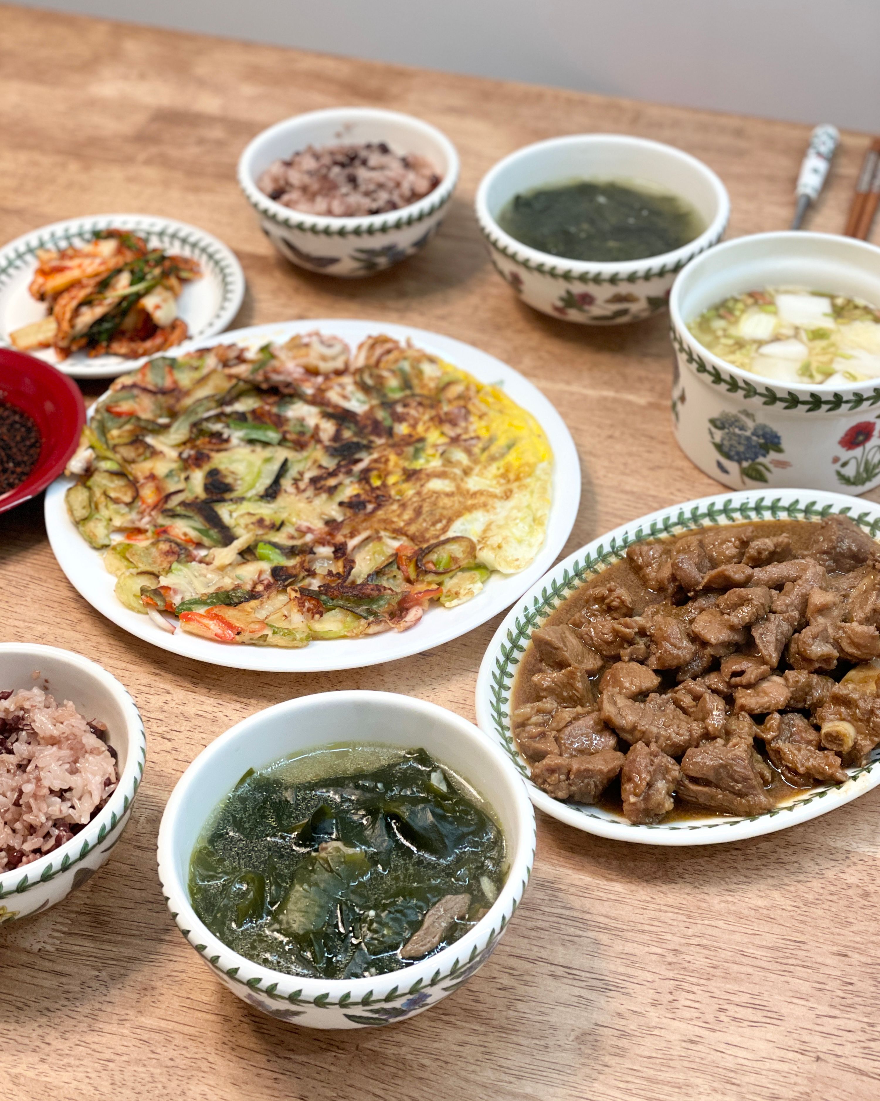 열심히 차려 본 우리의 생일밥상 👩‍❤️‍👨❤️ (2월 밥상이에요.. 뒤늦게 올려보기 ㅎㅎ)  팥 푹〰️ 삶은 다음 깨끗하게 씻은 찹쌀이랑 같이 밥 짓기 찰밥은 첫 도전인데 쫀득하고 윤기 좔좔, 성공했어요 👍  소고기 양지 듬뿍 넣은 미역국에 간장 양념 돼지갈비  남편이 급 부침개 땡긴다고 해서 대파로 오징어전 굽고 톡 쏘게 잘 익은 알배추 물김치까지 내니까 한 상 가득  집에서 직접 차려 먹는 생일밥상 너무 좋아요 . . 🧑🏻 와 맛있다! 👩🏻 나, 이제 김장금이야. 김장금 ✨  #생일 #생일상 #찰밥 #미역국 #홈스토랑