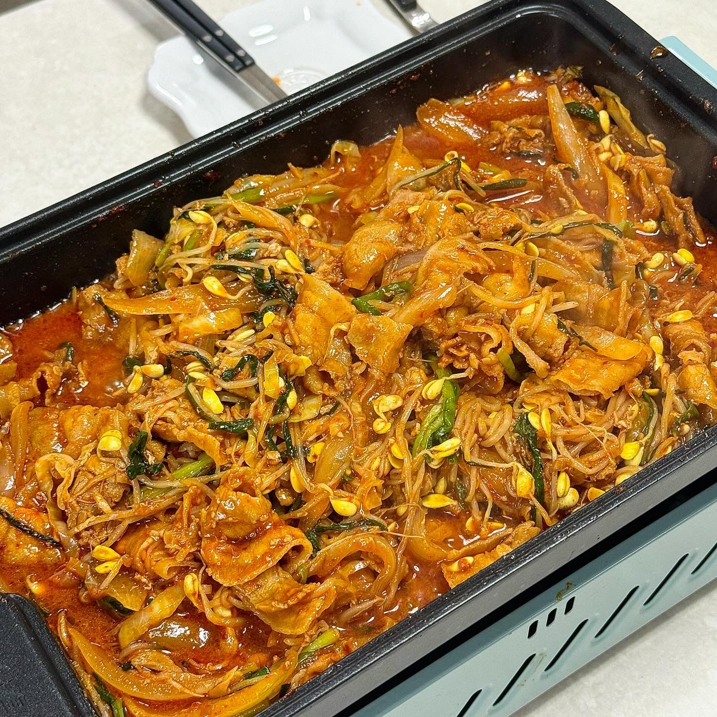 콩불과 순두부청국장🤎 요즘 장마철이라 날이 꿀꿀하죠〰️그래서 저는 뜨끈한 음식에 소주한잔 하고 싶더라구요! 그래서 준비한 콩불과 순두부청국장입니다❗️콩불은 볶으면서 먹다가 볶음밥까지 클리어 했구요➰ 순두부 청국장은 뚝배기에 팔팔끓이니 쌍따봉입니다👍🏻