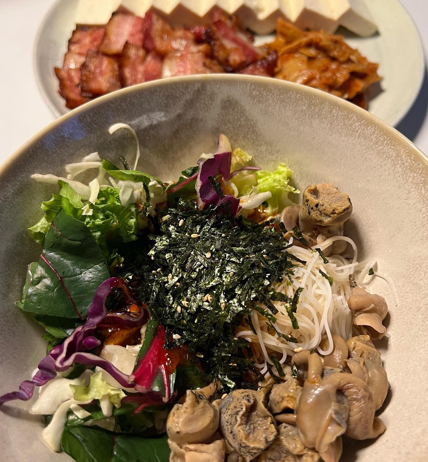 비빔국수는 풀무원 두유면 궁금해서 사놨던건데 곤약면, 두부면 보다 더 면같아요ㅋㅋㅋ 두부면 싫다던 남편응 이것도 아쉽긴하지만 그래도 괜찮다고 하더라구요ㅋㅋㅋㅋㅋ 호불호 거의 없는 저는 곤약 두부 두유 다 만족스….😏  오랜만에 비빔국수에 골뱅이까지 넣어주면 호랑이막걸리 마실 준비 완료🐷🍶