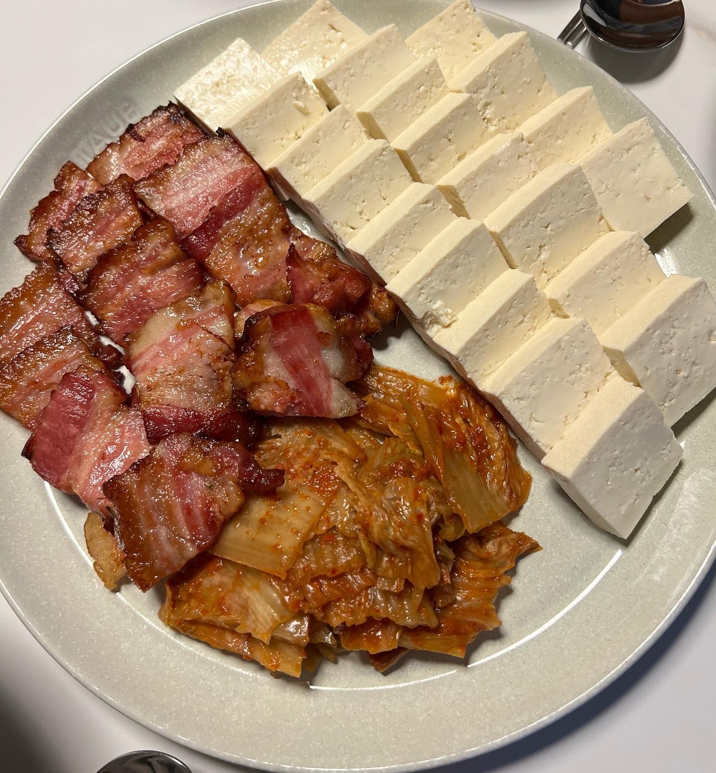  저희가 막걸리 마실 때 자주 먹는 안주 중 하나인 훈제삼겹+두부+김치 조합이에요!!!! 요거 넘 매력있답니다👏🏻  훈제삼겹은 트레이더스 장볼 때 사서 소분해둔거 에프에 구워주고, 김치는 볶아먹어도되고 그냥 생으로 먹어도 넘넘 맛있어요!!!! 저희는 생김치로💛